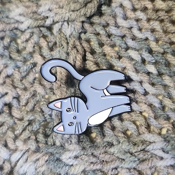 Enamel pin: Reputation - Picture 1 of 1